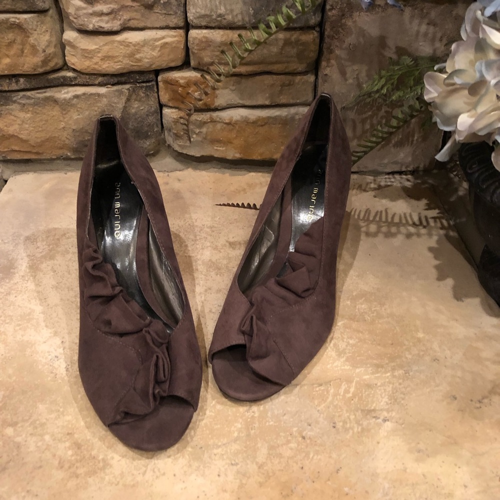 Ann Marino Hollywood Ruffle Peep-toe Heels • Sz 9M